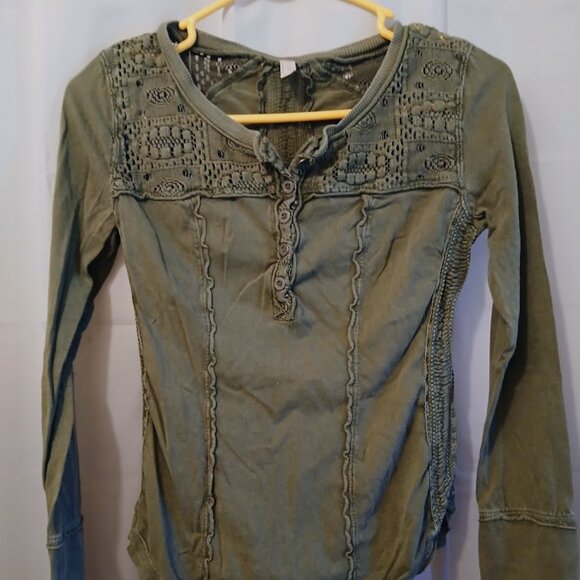 FREE PEOPLE Shell Lace Henley T-shirt Top XS Green Scoop neck Gold Coast LS - Picture 2 of 12